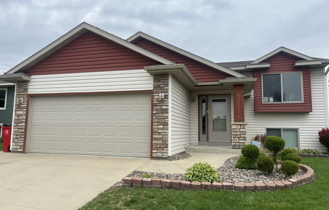 5211 CASTLEVIEW DR NW