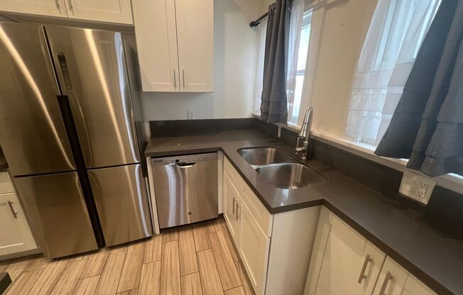 1 bed, 1 bath, 1,250 sqft, $2,200, Unit 723 E 1st St. + Parking1