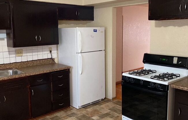 3 beds, 1 bath, $1,099, Unit 5440-2