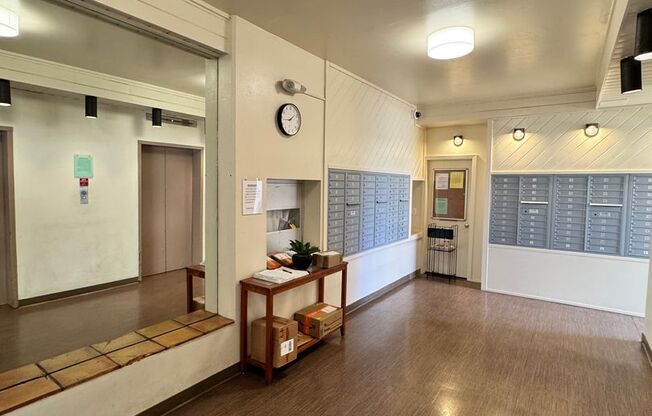Bright and Breezy 2 bed, 1.5 bath, 1 covered parking top floor condo in Makiki!!