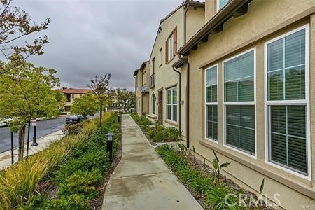 2 beds, 2 baths, 1,290 sqft, $3,100