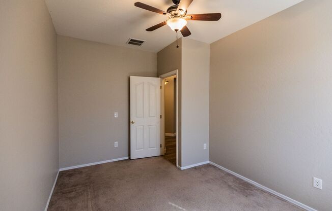 3 BED, 2 BATH + DEN BEAUTIFUL RESIDENCE IN GLENDALE!