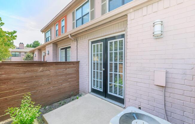 1 bed, 1.5 baths, 706 sqft, $1,160