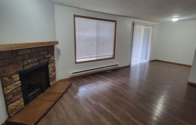 2 beds, 1 bath, 912 sqft, $1,475, Unit B