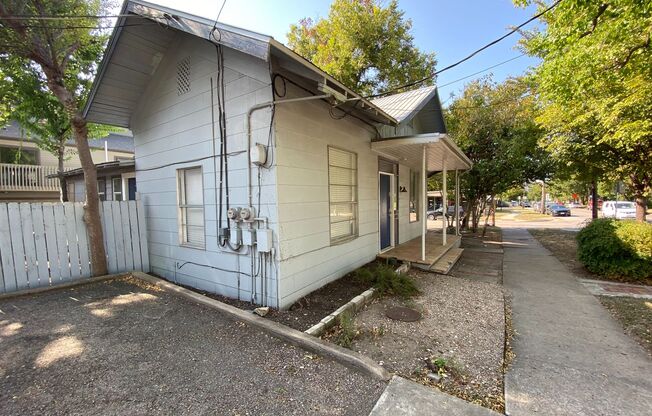 Charming & Updated 3 BR / 2 BA House Downtown & Walking Distance to the University of TX / Wood Floors