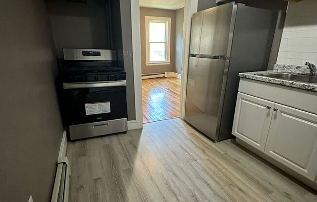 2 beds, 1 bath, $1,300, Unit 3S