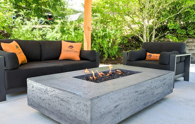 Outdoor Firepit and Lounge