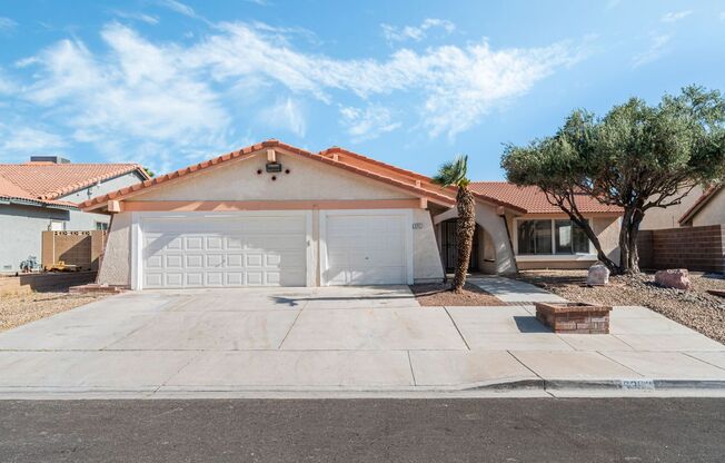 Great Single Story with Large Backyard!!
