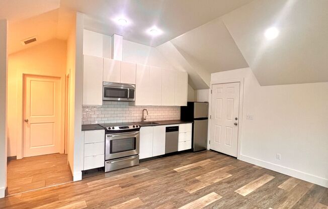 Sellwood Single Unit Building, 2nd Story Apt. Pricing with a House-like Feel