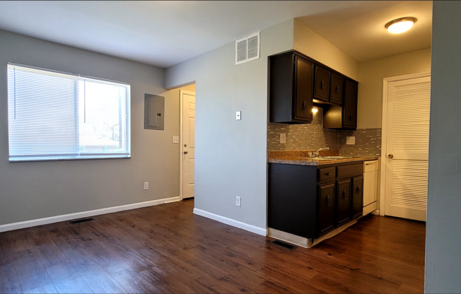 2 beds, 1.5 baths, $1,195, Unit 2999 Benchwood Road