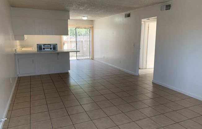 2 beds, 1 bath, 896 sqft, $1,100, Unit C