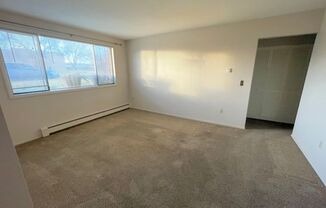 2 beds, 1 bath, $1,075, Unit 111 21st St W #3