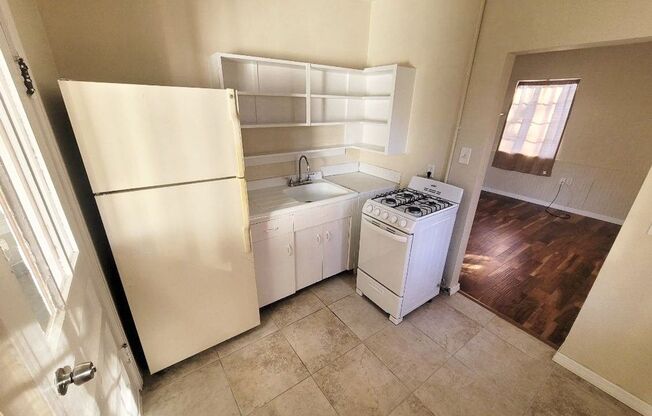 Studio, 1 bath, 500 sqft, $990, Unit Unit 6