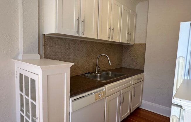 Queen Jeanette Apartments