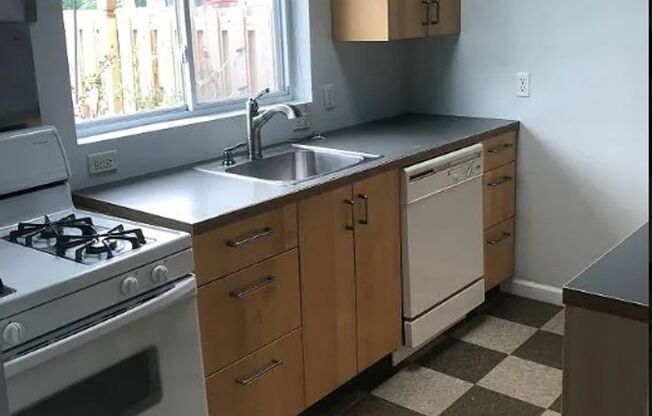 1 BED HOME WITH OUTDOOR AREA, LAUNDRY AND AC! LAWRENCEVILLE CHARMER!