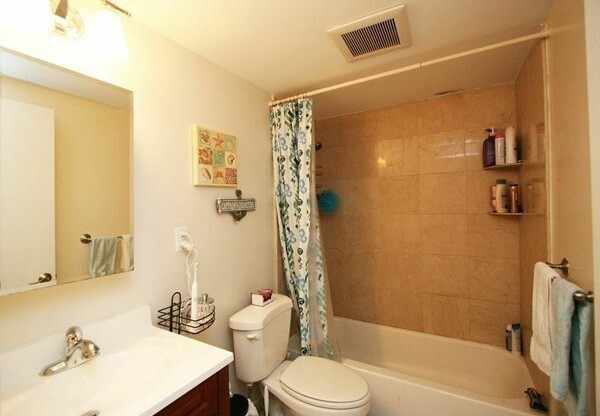 2 beds, 1 bath, 890 sqft, $3,100, Unit 14