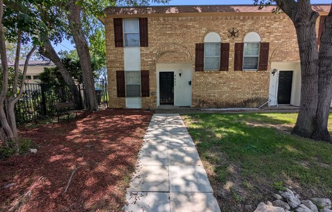 Spacious Duplex With Fenced Backyard in Fort Worth