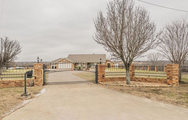 Alvarado Ranch W/ Private Pool & Fenced-In Longhorns