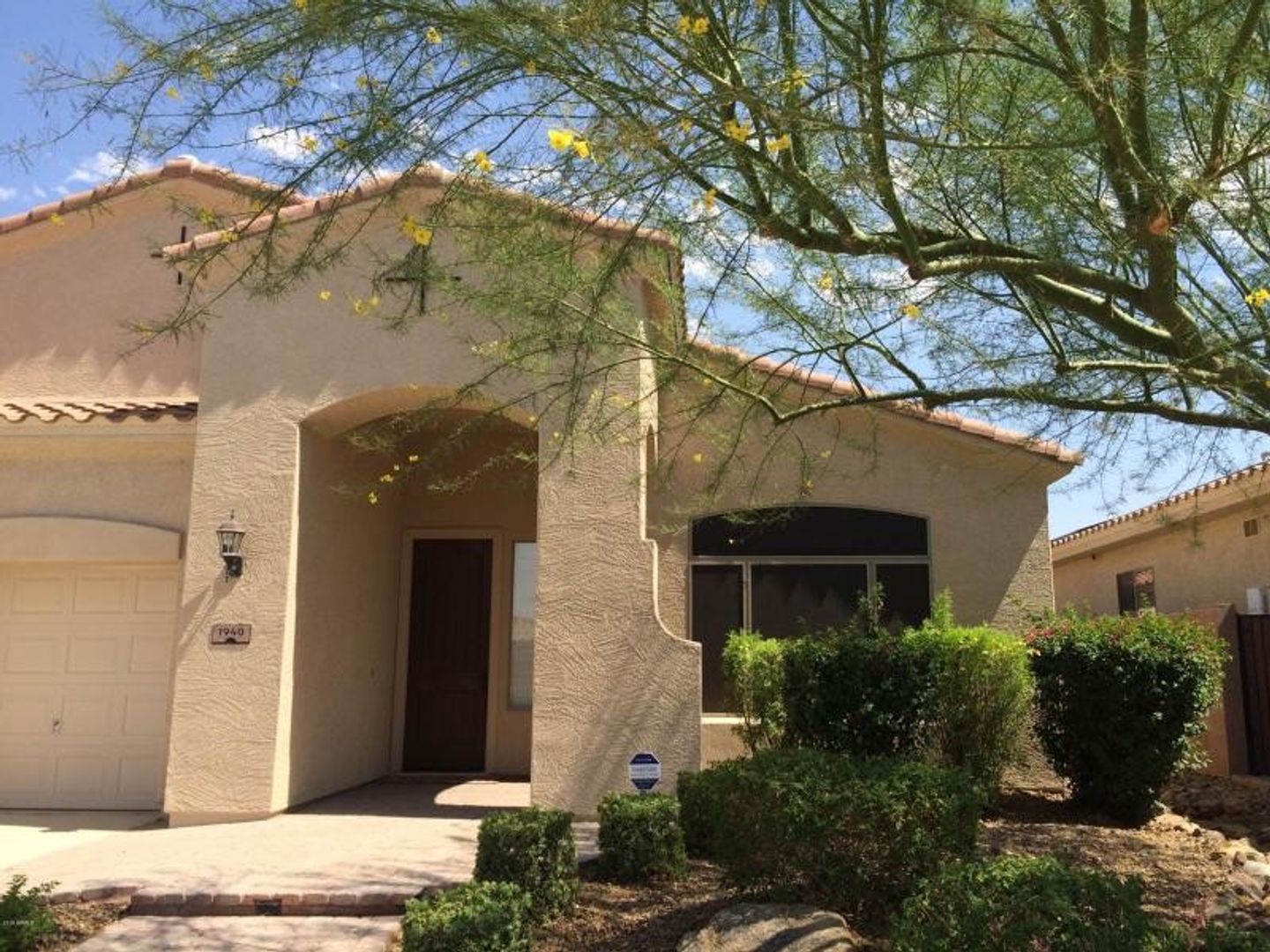 Gorgeous Large 5 Bedroom single level home with 3 car garage in North Phoenix with SOLAR ++Norterra Area !!