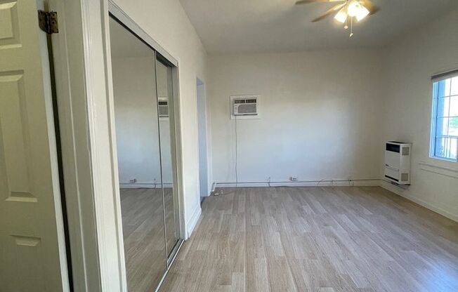 SUPER NICE UPPER FRONT*SPACIOUS SINGLE*HWFLS*BRIGHT*AC*ELECTRIC INCLUDED WITH RENT*WALK IN CLOSET*NEAR DOWNTOWN LA