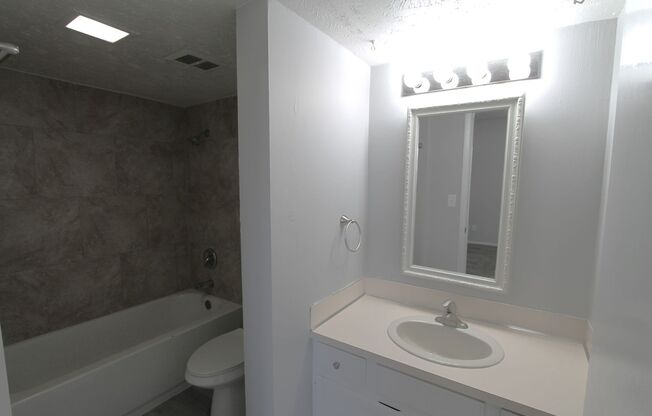 1 bed, 1 bath, 750 sqft, $985, Unit 10715-4