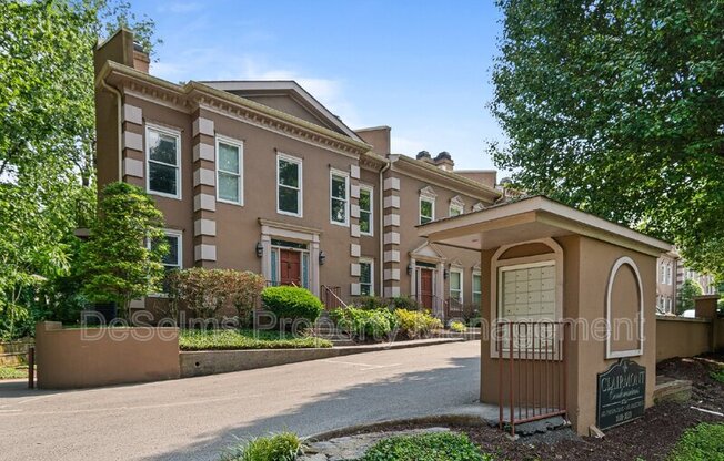 3011 WOODLAWN DR