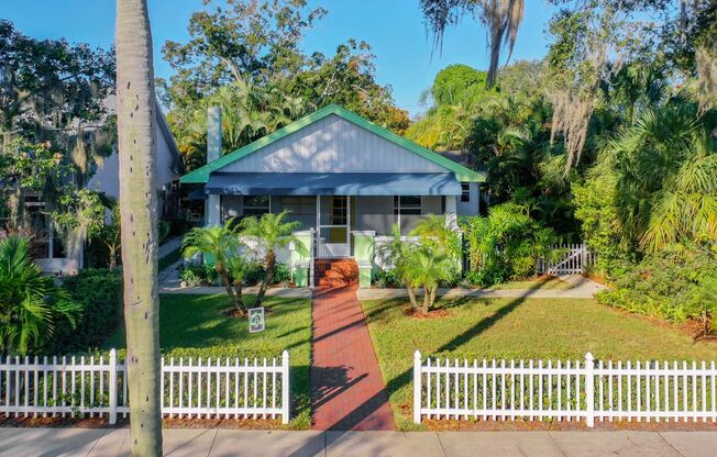 Charming two bedroom two bathroom cottage in North St. Petersburg Fully Updated.