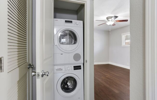 2 beds, 1 bath, 825 sqft, $1,015, Unit 3902 #01