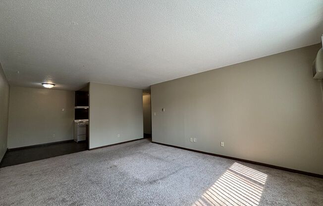 1 bed, 1 bath, 640 sqft, $895, Unit 105