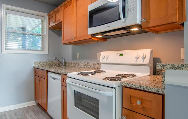 271 GLN IRIS DR NE