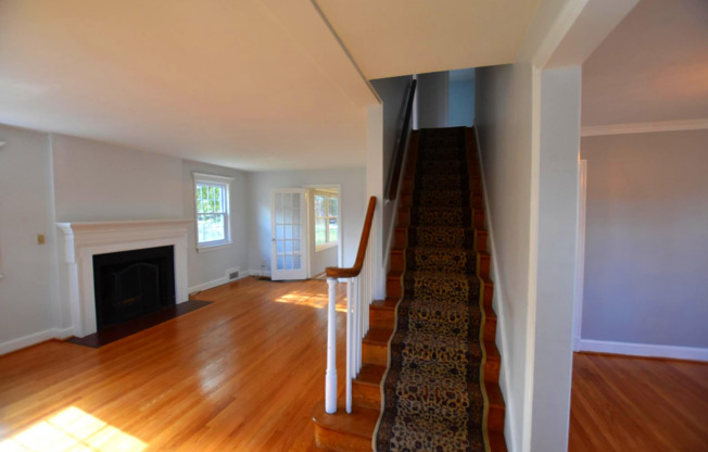 Classic Colonial in Kensington!