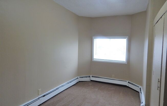 2 beds, 1 bath, $1,050, Unit Unit 5