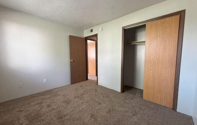 2 beds, 1 bath, 740 sqft, $850, Unit 3700-01