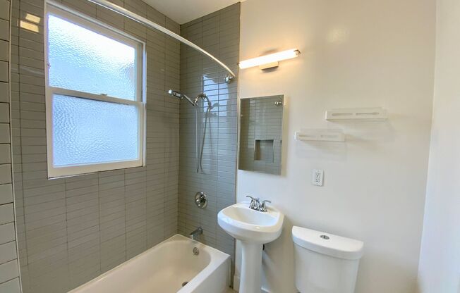 LUXURIOUS Marina 1BR. IN-UNIT LAUNDRY! DISHWASHER! HARDWOOD!