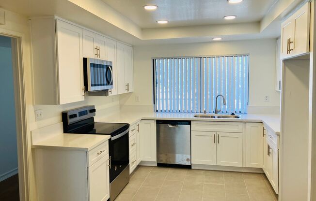 Fabulous Remodeled 3 Bedroom Newport Beach Townhouse Minutes from Balboa Peninsula & the Beach!