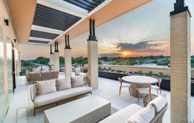 Take in sweeping Dallas sunsets from Modera Trailhead’s stylish rooftop lounge, designed for both relaxation and connection.
