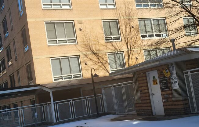 2 beds, 1 bath, $2,795, Unit (Apt S221)