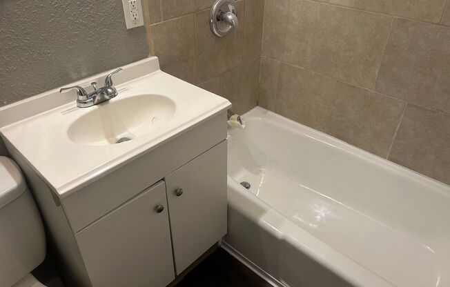 2 beds, 1 bath, 750 sqft, $1,070, Unit B11 1033 11