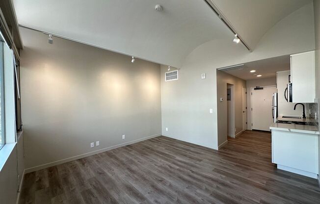 Studio, 1 bath, 425 sqft, $1,750, Unit 302