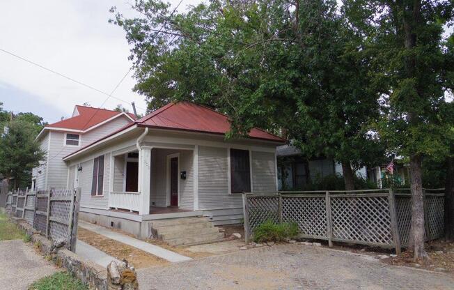 UT PRE-LEASE: 2009 Remodeled 6 Bed / 3 Bath, Wood & Stained Concrete Floors, Custom High End Kitchen and Bathrooms, Just North of UT