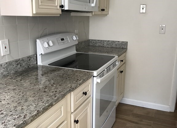 83 EMERSON GDNS RD