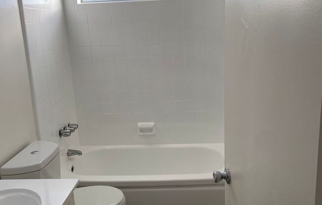 2 beds, 1 bath, $1,995, Unit 27