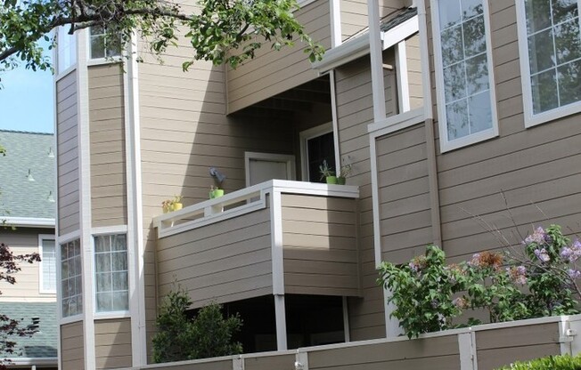 Rarely available townhouse in Farallon Island Park just behind Oracle in Belmont Location