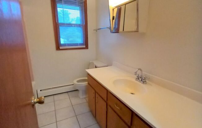 2 beds, 1 bath, 903 sqft, $1,190, Unit E-4