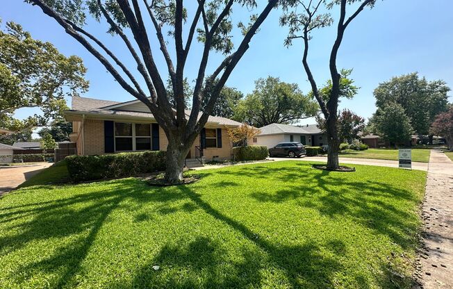 Charming updated 3-Bedroom in Prime Lake Highlands Location!