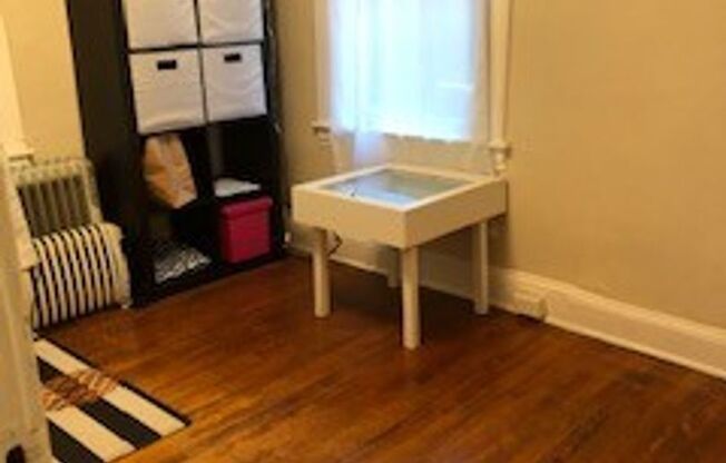 2 beds, 1 bath, $2,200, Unit 1R