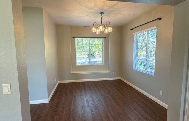 Beautiful 3 bedroom with bonus loft area in North Albany!