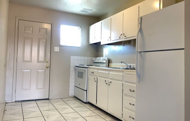 Spacious 2 Bedroom Apartment with Washer Included