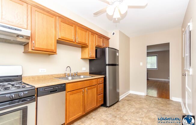 2 beds, 1 bath, 900 sqft, $1,695, Unit 13-220F