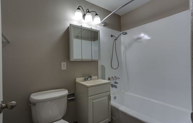 2 beds, 1 bath, 952 sqft, $1,525, Unit 204